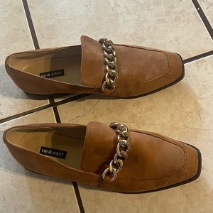 Nine West tan shoes with gold chain.